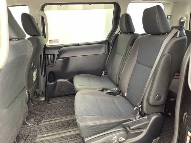 トヨタ ノア X 鹿児島県 2014(平26)年 9.4万km ブラック 純正SDナビ/(BT/CD/DVD/AM/FM/フルセグT)/バックカメラ/純正フリップダウンモニター/片側パワースライドドア/アイドリングストップ/プッシュスタート/HIDヘッドライト/純正フロアマット/3列シート/ウォークスルー/ETC/スペアキー