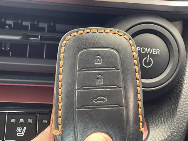 トヨタ プリウス Z 愛知県 2024(令6)年 1.5万km プラチナホワイトパールマイカ 純正12.4型ディズプレイオーディオナビ/全方位カメラ/ガラスルーフ/レーダークルーズコントロール/シートヒーター/エアシート/バッグカメラ/電気リアゲート/パワーシート/コーナーセンサー/純正アルミホイール/ETC2.0/ブラインドスポットモニター/LEDヘッドライト/ステアリングヒーター/インテリジェントミラー/オートマチックハイビーム/衝突軽減システム/フルセグ/ステアリングスイッチ/スマートキー/プッシュスタート