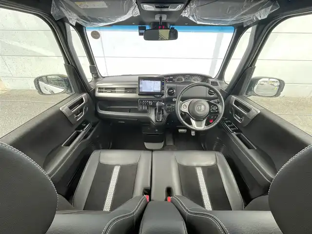 ホンダ Ｎ ＢＯＸ カスタム L ターボ スタイル+ブラック 千葉県 2023(令5)年 2.6万km プラチナホワイトパール ホンダセンシング/・衝突被害軽減ブレーキ/・アダプティブクルーズコントロール/・車線維持システム/・誤発進/誤後進抑制機能/・標識認識機能/純正8インチインターナビ(VXU-227NBi)/・フルセグTV/・CD/DVD/SD/USB/Bluetooth/・AppleCarPlay/バックカメラ/ビルトインETC/ステアリングスイッチ/革巻きステアリング/パドルシフト/純正LEDヘッドライト/オートライト/オートハイビーム/ハーフレザーシート/シートヒーター(D/N席)/電動パーキングブレーキ/オートブレーキホールド/両側パワースライドドア/シートバックテーブル/前席+後席対応カーテンエアバッグ/無限製ドアハンドルガーニッシュ/純正フロアマット/純正15インチアルミホイール