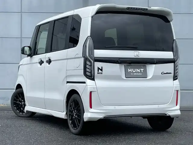 ホンダ Ｎ ＢＯＸ カスタム L ターボ スタイル+ブラック 千葉県 2023(令5)年 2.6万km プラチナホワイトパール ホンダセンシング/・衝突被害軽減ブレーキ/・アダプティブクルーズコントロール/・車線維持システム/・誤発進/誤後進抑制機能/・標識認識機能/純正8インチインターナビ(VXU-227NBi)/・フルセグTV/・CD/DVD/SD/USB/Bluetooth/・AppleCarPlay/バックカメラ/ビルトインETC/ステアリングスイッチ/革巻きステアリング/パドルシフト/純正LEDヘッドライト/オートライト/オートハイビーム/ハーフレザーシート/シートヒーター(D/N席)/電動パーキングブレーキ/オートブレーキホールド/両側パワースライドドア/シートバックテーブル/前席+後席対応カーテンエアバッグ/無限製ドアハンドルガーニッシュ/純正フロアマット/純正15インチアルミホイール