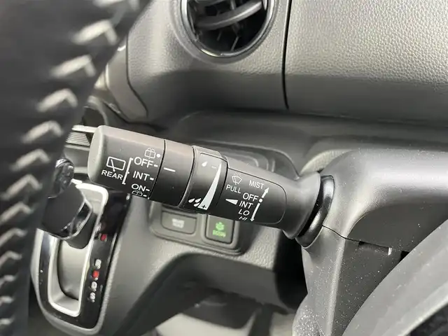 ホンダ Ｎ ＢＯＸ カスタム L ターボ スタイル+ブラック 千葉県 2023(令5)年 2.6万km プラチナホワイトパール ホンダセンシング/・衝突被害軽減ブレーキ/・アダプティブクルーズコントロール/・車線維持システム/・誤発進/誤後進抑制機能/・標識認識機能/純正8インチインターナビ(VXU-227NBi)/・フルセグTV/・CD/DVD/SD/USB/Bluetooth/・AppleCarPlay/バックカメラ/ビルトインETC/ステアリングスイッチ/革巻きステアリング/パドルシフト/純正LEDヘッドライト/オートライト/オートハイビーム/ハーフレザーシート/シートヒーター(D/N席)/電動パーキングブレーキ/オートブレーキホールド/両側パワースライドドア/シートバックテーブル/前席+後席対応カーテンエアバッグ/無限製ドアハンドルガーニッシュ/純正フロアマット/純正15インチアルミホイール