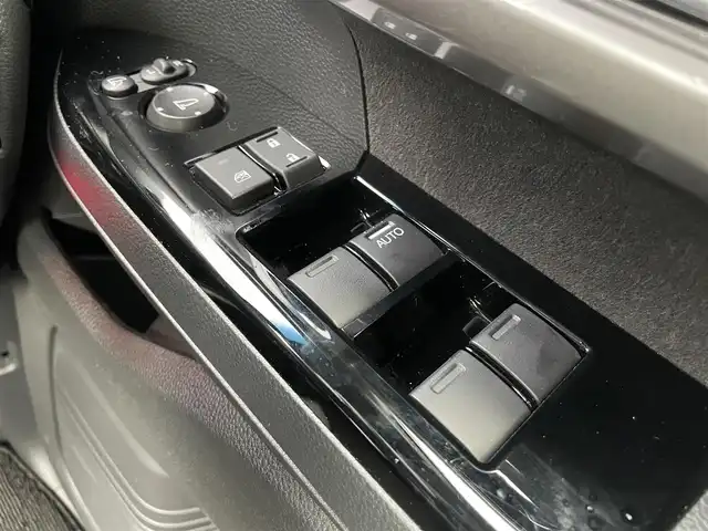 ホンダ Ｎ ＢＯＸ カスタム L ターボ スタイル+ブラック 千葉県 2023(令5)年 2.6万km プラチナホワイトパール ホンダセンシング/・衝突被害軽減ブレーキ/・アダプティブクルーズコントロール/・車線維持システム/・誤発進/誤後進抑制機能/・標識認識機能/純正8インチインターナビ(VXU-227NBi)/・フルセグTV/・CD/DVD/SD/USB/Bluetooth/・AppleCarPlay/バックカメラ/ビルトインETC/ステアリングスイッチ/革巻きステアリング/パドルシフト/純正LEDヘッドライト/オートライト/オートハイビーム/ハーフレザーシート/シートヒーター(D/N席)/電動パーキングブレーキ/オートブレーキホールド/両側パワースライドドア/シートバックテーブル/前席+後席対応カーテンエアバッグ/無限製ドアハンドルガーニッシュ/純正フロアマット/純正15インチアルミホイール