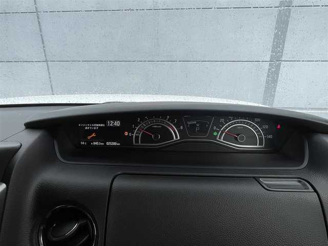 ホンダ Ｎ ＢＯＸ カスタム L ターボ スタイル+ブラック 千葉県 2023(令5)年 2.6万km プラチナホワイトパール ホンダセンシング/・衝突被害軽減ブレーキ/・アダプティブクルーズコントロール/・車線維持システム/・誤発進/誤後進抑制機能/・標識認識機能/純正8インチインターナビ(VXU-227NBi)/・フルセグTV/・CD/DVD/SD/USB/Bluetooth/・AppleCarPlay/バックカメラ/ビルトインETC/ステアリングスイッチ/革巻きステアリング/パドルシフト/純正LEDヘッドライト/オートライト/オートハイビーム/ハーフレザーシート/シートヒーター(D/N席)/電動パーキングブレーキ/オートブレーキホールド/両側パワースライドドア/シートバックテーブル/前席+後席対応カーテンエアバッグ/無限製ドアハンドルガーニッシュ/純正フロアマット/純正15インチアルミホイール