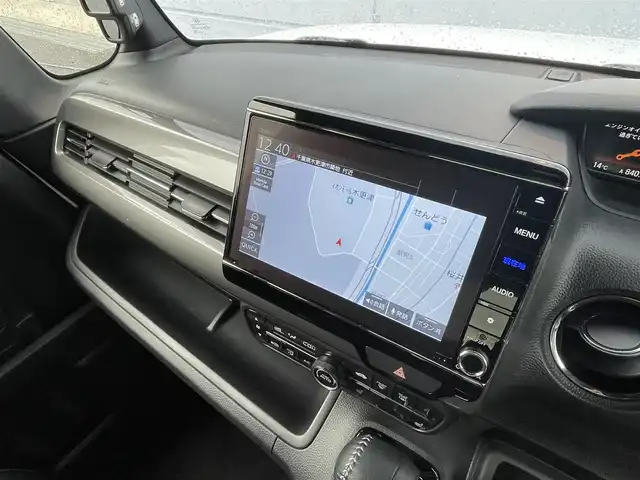 ホンダ Ｎ ＢＯＸ カスタム L ターボ スタイル+ブラック 千葉県 2023(令5)年 2.6万km プラチナホワイトパール ホンダセンシング/・衝突被害軽減ブレーキ/・アダプティブクルーズコントロール/・車線維持システム/・誤発進/誤後進抑制機能/・標識認識機能/純正8インチインターナビ(VXU-227NBi)/・フルセグTV/・CD/DVD/SD/USB/Bluetooth/・AppleCarPlay/バックカメラ/ビルトインETC/ステアリングスイッチ/革巻きステアリング/パドルシフト/純正LEDヘッドライト/オートライト/オートハイビーム/ハーフレザーシート/シートヒーター(D/N席)/電動パーキングブレーキ/オートブレーキホールド/両側パワースライドドア/シートバックテーブル/前席+後席対応カーテンエアバッグ/無限製ドアハンドルガーニッシュ/純正フロアマット/純正15インチアルミホイール