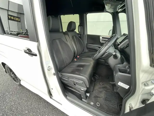 ホンダ Ｎ ＢＯＸ カスタム L ターボ スタイル+ブラック 千葉県 2023(令5)年 2.6万km プラチナホワイトパール ホンダセンシング/・衝突被害軽減ブレーキ/・アダプティブクルーズコントロール/・車線維持システム/・誤発進/誤後進抑制機能/・標識認識機能/純正8インチインターナビ(VXU-227NBi)/・フルセグTV/・CD/DVD/SD/USB/Bluetooth/・AppleCarPlay/バックカメラ/ビルトインETC/ステアリングスイッチ/革巻きステアリング/パドルシフト/純正LEDヘッドライト/オートライト/オートハイビーム/ハーフレザーシート/シートヒーター(D/N席)/電動パーキングブレーキ/オートブレーキホールド/両側パワースライドドア/シートバックテーブル/前席+後席対応カーテンエアバッグ/無限製ドアハンドルガーニッシュ/純正フロアマット/純正15インチアルミホイール
