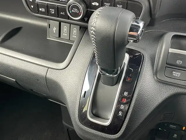 ホンダ Ｎ ＢＯＸ カスタム L ターボ スタイル+ブラック 千葉県 2023(令5)年 2.6万km プラチナホワイトパール ホンダセンシング/・衝突被害軽減ブレーキ/・アダプティブクルーズコントロール/・車線維持システム/・誤発進/誤後進抑制機能/・標識認識機能/純正8インチインターナビ(VXU-227NBi)/・フルセグTV/・CD/DVD/SD/USB/Bluetooth/・AppleCarPlay/バックカメラ/ビルトインETC/ステアリングスイッチ/革巻きステアリング/パドルシフト/純正LEDヘッドライト/オートライト/オートハイビーム/ハーフレザーシート/シートヒーター(D/N席)/電動パーキングブレーキ/オートブレーキホールド/両側パワースライドドア/シートバックテーブル/前席+後席対応カーテンエアバッグ/無限製ドアハンドルガーニッシュ/純正フロアマット/純正15インチアルミホイール