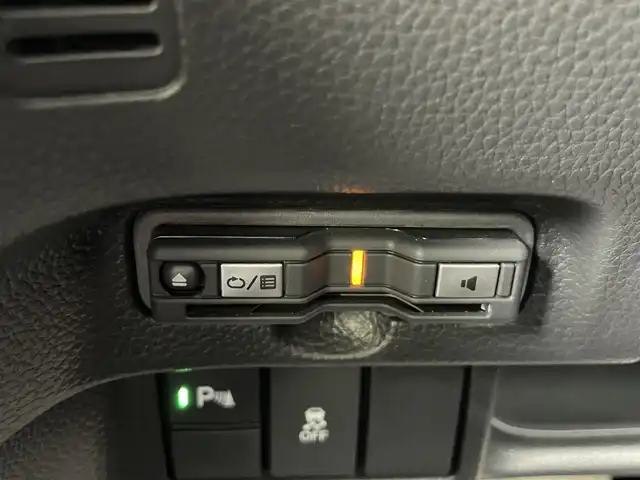 ホンダ Ｎ ＢＯＸ カスタム L ターボ スタイル+ブラック 千葉県 2023(令5)年 2.6万km プラチナホワイトパール ホンダセンシング/・衝突被害軽減ブレーキ/・アダプティブクルーズコントロール/・車線維持システム/・誤発進/誤後進抑制機能/・標識認識機能/純正8インチインターナビ(VXU-227NBi)/・フルセグTV/・CD/DVD/SD/USB/Bluetooth/・AppleCarPlay/バックカメラ/ビルトインETC/ステアリングスイッチ/革巻きステアリング/パドルシフト/純正LEDヘッドライト/オートライト/オートハイビーム/ハーフレザーシート/シートヒーター(D/N席)/電動パーキングブレーキ/オートブレーキホールド/両側パワースライドドア/シートバックテーブル/前席+後席対応カーテンエアバッグ/無限製ドアハンドルガーニッシュ/純正フロアマット/純正15インチアルミホイール