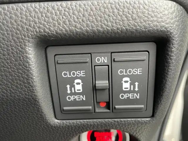 ホンダ Ｎ ＢＯＸ カスタム L ターボ スタイル+ブラック 千葉県 2023(令5)年 2.6万km プラチナホワイトパール ホンダセンシング/・衝突被害軽減ブレーキ/・アダプティブクルーズコントロール/・車線維持システム/・誤発進/誤後進抑制機能/・標識認識機能/純正8インチインターナビ(VXU-227NBi)/・フルセグTV/・CD/DVD/SD/USB/Bluetooth/・AppleCarPlay/バックカメラ/ビルトインETC/ステアリングスイッチ/革巻きステアリング/パドルシフト/純正LEDヘッドライト/オートライト/オートハイビーム/ハーフレザーシート/シートヒーター(D/N席)/電動パーキングブレーキ/オートブレーキホールド/両側パワースライドドア/シートバックテーブル/前席+後席対応カーテンエアバッグ/無限製ドアハンドルガーニッシュ/純正フロアマット/純正15インチアルミホイール