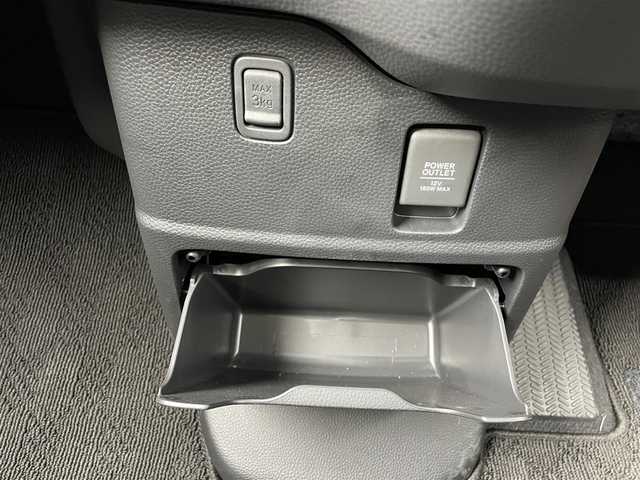 ホンダ Ｎ ＢＯＸ カスタム L ターボ スタイル+ブラック 千葉県 2023(令5)年 2.6万km プラチナホワイトパール ホンダセンシング/・衝突被害軽減ブレーキ/・アダプティブクルーズコントロール/・車線維持システム/・誤発進/誤後進抑制機能/・標識認識機能/純正8インチインターナビ(VXU-227NBi)/・フルセグTV/・CD/DVD/SD/USB/Bluetooth/・AppleCarPlay/バックカメラ/ビルトインETC/ステアリングスイッチ/革巻きステアリング/パドルシフト/純正LEDヘッドライト/オートライト/オートハイビーム/ハーフレザーシート/シートヒーター(D/N席)/電動パーキングブレーキ/オートブレーキホールド/両側パワースライドドア/シートバックテーブル/前席+後席対応カーテンエアバッグ/無限製ドアハンドルガーニッシュ/純正フロアマット/純正15インチアルミホイール