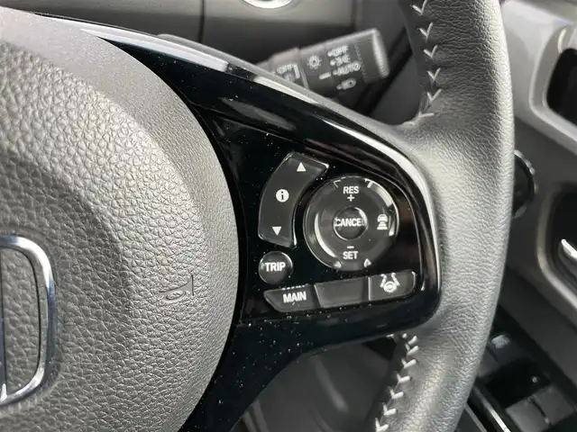 ホンダ Ｎ ＢＯＸ カスタム L ターボ スタイル+ブラック 千葉県 2023(令5)年 2.6万km プラチナホワイトパール ホンダセンシング/・衝突被害軽減ブレーキ/・アダプティブクルーズコントロール/・車線維持システム/・誤発進/誤後進抑制機能/・標識認識機能/純正8インチインターナビ(VXU-227NBi)/・フルセグTV/・CD/DVD/SD/USB/Bluetooth/・AppleCarPlay/バックカメラ/ビルトインETC/ステアリングスイッチ/革巻きステアリング/パドルシフト/純正LEDヘッドライト/オートライト/オートハイビーム/ハーフレザーシート/シートヒーター(D/N席)/電動パーキングブレーキ/オートブレーキホールド/両側パワースライドドア/シートバックテーブル/前席+後席対応カーテンエアバッグ/無限製ドアハンドルガーニッシュ/純正フロアマット/純正15インチアルミホイール