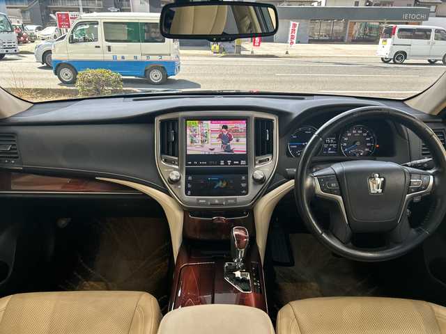 トヨタ クラウン ハイブリッド ロイヤルサルーン 高知県 2013(平25)年 10.9万km ブラック サンルーフ/ベージュレザーシート/純正メーカーナビ/フルセグTV/CD/DVD/Bluetooth/バックカメラ/ETC/純正17インチアルミ/ＬＥＤヘッドライト/パワーシート/シートヒーター/エアーシート/クルーズコントロール/横滑り防止装置/保証書・取説/スペアキー