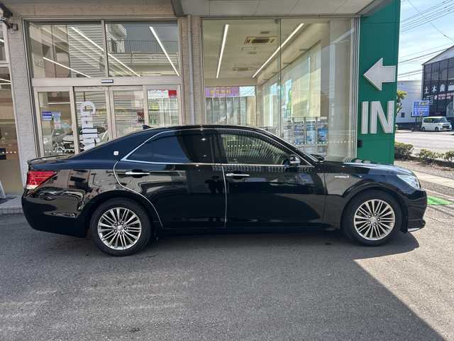 トヨタ クラウン ハイブリッド ロイヤルサルーン 高知県 2013(平25)年 10.9万km ブラック サンルーフ/ベージュレザーシート/純正メーカーナビ/フルセグTV/CD/DVD/Bluetooth/バックカメラ/ETC/純正17インチアルミ/ＬＥＤヘッドライト/パワーシート/シートヒーター/エアーシート/クルーズコントロール/横滑り防止装置/保証書・取説/スペアキー