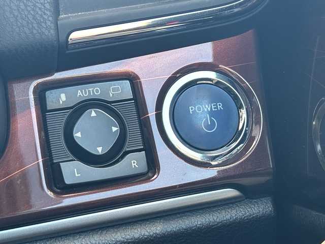 トヨタ クラウン ハイブリッド ロイヤルサルーン 高知県 2013(平25)年 10.9万km ブラック サンルーフ/ベージュレザーシート/純正メーカーナビ/フルセグTV/CD/DVD/Bluetooth/バックカメラ/ETC/純正17インチアルミ/ＬＥＤヘッドライト/パワーシート/シートヒーター/エアーシート/クルーズコントロール/横滑り防止装置/保証書・取説/スペアキー