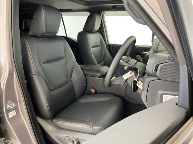 トヨタ ランドクルーザー ２５０ VX 愛知県 2024(令6)年 1万km アバンギャルドブロンズメタリック 純正12.3型ディスプレイオーディオナビ/全方位カメラ/サンルーフ/レーダークルーズコントロール/シートヒーター/エアシート/電動リアゲート/パワーシート/コーナーセンサー/純正アルミホイール/ルーフレール/ETC2.0/ブラインドスポットモニター/４WD/三眼LEDヘッドライト/ステアリングヒーター/インテリジェントミラー/リアオートエアコン/オートマチックハイビーム/衝突軽減システム/フルセグ/ヒッチメンバー/ステアリングスイッチ/スマートキー/プッシュスタート