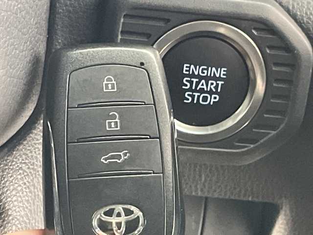 トヨタ ランドクルーザー ２５０ VX 愛知県 2024(令6)年 1万km アバンギャルドブロンズメタリック 純正12.3型ディスプレイオーディオナビ/全方位カメラ/サンルーフ/レーダークルーズコントロール/シートヒーター/エアシート/電動リアゲート/パワーシート/コーナーセンサー/純正アルミホイール/ルーフレール/ETC2.0/ブラインドスポットモニター/４WD/三眼LEDヘッドライト/ステアリングヒーター/インテリジェントミラー/リアオートエアコン/オートマチックハイビーム/衝突軽減システム/フルセグ/ヒッチメンバー/ステアリングスイッチ/スマートキー/プッシュスタート