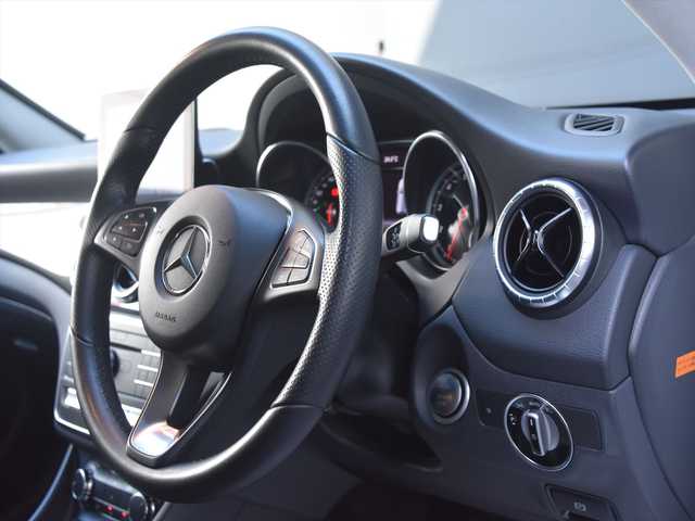 メルセデス・ベンツ ＣＬＡ１８０ Sブレイク AMG スタイル 和歌山県 2018(平30)年 3.7万km ポーラホワイト レーダーセーフティパッケージ/純正ナビ/フルセグTV/バックカメラ/AppleCarPlay/オートテールゲート/キーレスゴー/コーナーセンサー/シートヒーター/アイドリングストップ/純18incAW/LEDライト/ETC