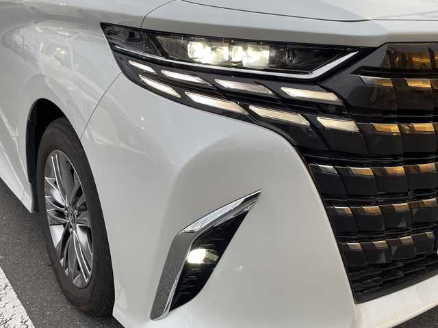 トヨタ アルファード Z 茨城県 2024(令6)年 2.7万km プラチナホワイトパールマイカ トヨタセーフティセンス/フリップダウンモニター/オットマン/100V電源/ワイヤレス充電/エンジンスターター/デジタルインナーミラー/純正ディスプレイオーディオ/　　ラジオ　TV　BT　USB/全方位カメラ/両側パワースライドドア/電動リアゲート/レーダークルーズコントロール/LEDオートヘッドライト/パワーシート/シートメモリ/シートヒーター/エアシート/ステアリングヒーター/前後ドラレコ/ETC2.0