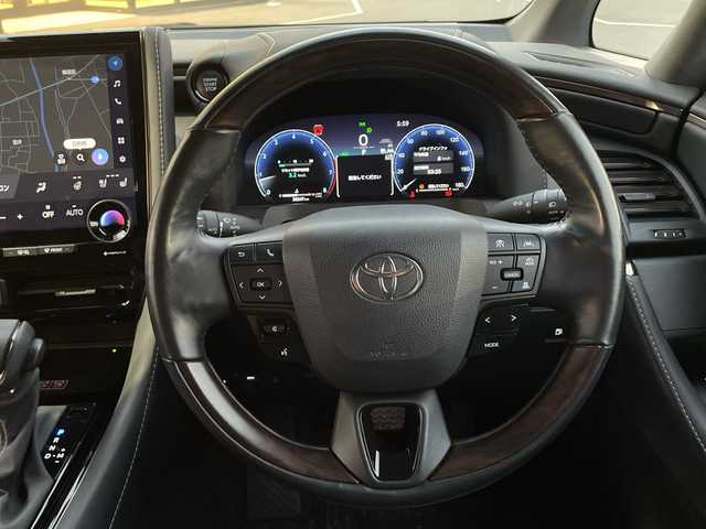 トヨタ アルファード Z 茨城県 2024(令6)年 2.7万km プラチナホワイトパールマイカ トヨタセーフティセンス/フリップダウンモニター/オットマン/100V電源/ワイヤレス充電/エンジンスターター/デジタルインナーミラー/純正ディスプレイオーディオ/　　ラジオ　TV　BT　USB/全方位カメラ/両側パワースライドドア/電動リアゲート/レーダークルーズコントロール/LEDオートヘッドライト/パワーシート/シートメモリ/シートヒーター/エアシート/ステアリングヒーター/前後ドラレコ/ETC2.0