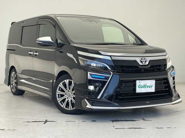 トヨタ ヴォクシー ZS 煌Ⅲ 沖縄県 2021(令3)年 7.4万km ブラック 純正ナビ【NSZT-Y68T】　/（フルセグＴＶ　ＣＤ　ＤＶＤ　Ｂｌｕｅｔｏｏｔｈ）　/バックカメラ　/ＥＴＣ　/クルーズコントロール　/両側パワースライドドア/トヨタセーフティーセンス　/モデリスタエアロ　/ローダウン　/ハーフレザーシート　/ＬＥＤヘッドライト/プッシュスタート/スマートキー