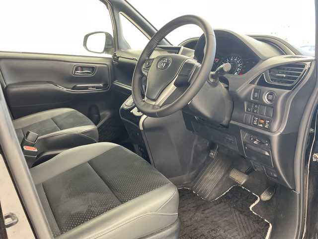トヨタ ヴォクシー ZS 煌Ⅲ 沖縄県 2021(令3)年 7.4万km ブラック 純正ナビ【NSZT-Y68T】　/（フルセグＴＶ　ＣＤ　ＤＶＤ　Ｂｌｕｅｔｏｏｔｈ）　/バックカメラ　/ＥＴＣ　/クルーズコントロール　/両側パワースライドドア/トヨタセーフティーセンス　/モデリスタエアロ　/ローダウン　/ハーフレザーシート　/ＬＥＤヘッドライト/プッシュスタート/スマートキー