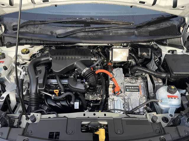 日産 ノート S FOUR 福島県 2022(令4)年 5.5万km ホワイト ナビ　アラウンドビューモニター　デジタルインナーミラー　ＥＴＣ　Ｂｌｕｅｔｏｏｔｈ　シートヒーター　ステアリングヒーター　電動パーキングブレーキ　ＢＳＭ　コーナーセンサー　マット　スマートキー