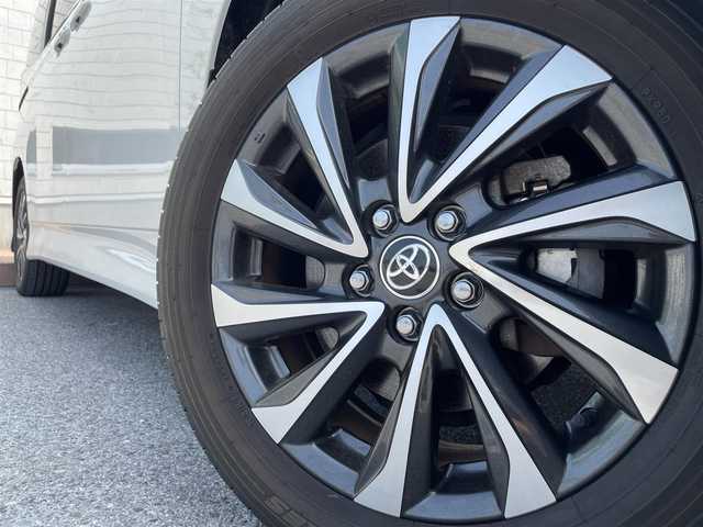 トヨタ ヴォクシー S－Z 滋賀県 2022(令4)年 3.6万km ホワイトパールクリスタルシャイン ガソリン/2WD(FF)/CVT/両側パワースライドドア/純正フリップダウンモニター/純正10.5インチナビ/(AM/FN/CD/DVD/BT/USB/フルセグTV）/バックカメラ/ETC/ドライブレコーダー/ＴｏｙｏｔａＳａｆｅｔｙＳｅｎｓｅ/・プリクラッシュセーフティ/・レーダークルーズコントロール/・レーンキープアシスト	/・横滑り防止装置/・コーナーセンサー/・標識検知機能	/・プロアクティブドライビングアシスト（ＰＤＡ）/ハーフレザーシート/シートヒーター/電格格納ミラー/電動サイドブレーキ/ブレーキホールド/革巻きステアリング/ステアリングスイッチ/オートライト/LEDヘッドライト/オートマチックハイビーム/プッシュスタート/純正フロアマット/純正ドアバイザー