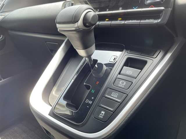 トヨタ ヴォクシー S－Z 滋賀県 2022(令4)年 3.6万km ホワイトパールクリスタルシャイン ガソリン/2WD(FF)/CVT/両側パワースライドドア/純正フリップダウンモニター/純正10.5インチナビ/(AM/FN/CD/DVD/BT/USB/フルセグTV）/バックカメラ/ETC/ドライブレコーダー/ＴｏｙｏｔａＳａｆｅｔｙＳｅｎｓｅ/・プリクラッシュセーフティ/・レーダークルーズコントロール/・レーンキープアシスト	/・横滑り防止装置/・コーナーセンサー/・標識検知機能	/・プロアクティブドライビングアシスト（ＰＤＡ）/ハーフレザーシート/シートヒーター/電格格納ミラー/電動サイドブレーキ/ブレーキホールド/革巻きステアリング/ステアリングスイッチ/オートライト/LEDヘッドライト/オートマチックハイビーム/プッシュスタート/純正フロアマット/純正ドアバイザー