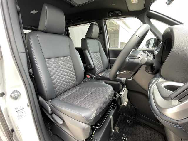 トヨタ ヴォクシー S－Z 滋賀県 2022(令4)年 3.6万km ホワイトパールクリスタルシャイン ガソリン/2WD(FF)/CVT/両側パワースライドドア/純正フリップダウンモニター/純正10.5インチナビ/(AM/FN/CD/DVD/BT/USB/フルセグTV）/バックカメラ/ETC/ドライブレコーダー/ＴｏｙｏｔａＳａｆｅｔｙＳｅｎｓｅ/・プリクラッシュセーフティ/・レーダークルーズコントロール/・レーンキープアシスト	/・横滑り防止装置/・コーナーセンサー/・標識検知機能	/・プロアクティブドライビングアシスト（ＰＤＡ）/ハーフレザーシート/シートヒーター/電格格納ミラー/電動サイドブレーキ/ブレーキホールド/革巻きステアリング/ステアリングスイッチ/オートライト/LEDヘッドライト/オートマチックハイビーム/プッシュスタート/純正フロアマット/純正ドアバイザー