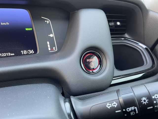 ホンダ フィット e:HEVリュクス 群馬県 2020(令2)年 1.3万km ミッドナイトブルービームM ホンダセンシング/ワンオーナー/ホンダセンシング/・衝突軽減ブレーキCMBS/・誤発進抑制機能/・歩行者事故低減ステアリング/・路外逸脱抑制機能/・アダプティブクルーズコントロール/・LKAS/・先行車発進お知らせ機能/・標識認識機能/ハーフレザーシート/シートヒーター/ハンドルヒーター/純正ナビ（フルセグ/バックカメラ/ Bluetoth/DVD再生）/ETC/前後ドライブレコーダー（SDなし）/プッシュスタート/スマートキー/スタッドレスタイヤ積み込み/取扱説明書/保証書/スペアキー1本