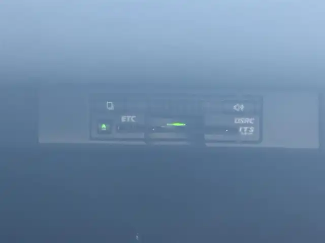レクサス ＮＸ 200t Iパッケージ 兵庫県 2015(平27)年 7.6万km ソニッククォーツ 純正ナビ（AM/FM/CD/DVD/BT)/フルセグTV/バックカメラ/サイドカメラ/革巻きステアリング/パドルシフト/ステアリングヒーター/クルーズコントロール/レーンキープアシスト/プリクラッシュ/センターデフロック/オートハイビーム/ビルドインETC/D/N席パワーシート/D/N席シートヒーター/ISOFIX/純正フロアマット/コーナーセンサー/純正18インチアルミホイール/取扱説明書