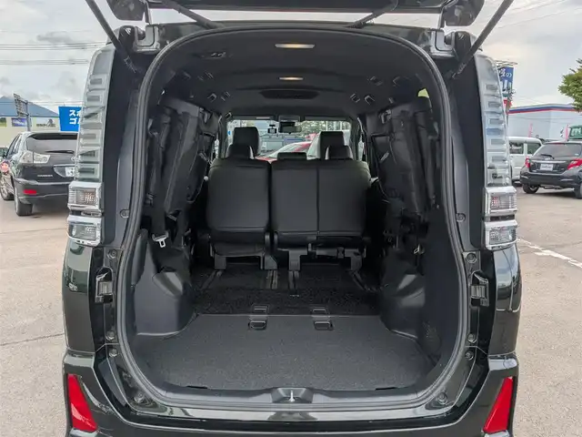 トヨタ ヴォクシー ZS 煌Ⅲ 福井県 2021(令3)年 4.3万km イナズマスパーキングブラックガラスフレーク 純正16インチAW/衝突被害軽減システム/両側パワースライドドア/LEDヘッドライト/前後ドライブレコーダー/クルーズコントロール/前後コーナーセンサー/トヨタセーフティセンス/ハーフレザーシート/バックカメラ/純正SDナビ/ワンセグテレビ/レーンキープアシスト/横滑り防止装置/盗難防止装置/オートマチックハイビーム/アイドリングストップ/純正フロアマット/スマートキー