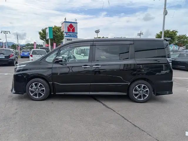 トヨタ ヴォクシー ZS 煌Ⅲ 福井県 2021(令3)年 4.3万km イナズマスパーキングブラックガラスフレーク 純正16インチAW/衝突被害軽減システム/両側パワースライドドア/LEDヘッドライト/前後ドライブレコーダー/クルーズコントロール/前後コーナーセンサー/トヨタセーフティセンス/ハーフレザーシート/バックカメラ/純正SDナビ/ワンセグテレビ/レーンキープアシスト/横滑り防止装置/盗難防止装置/オートマチックハイビーム/アイドリングストップ/純正フロアマット/スマートキー