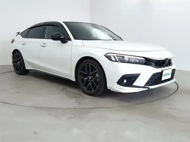 ホンダ シビック e:HEV 愛知県 2022(令4)年 5.5万km プラチナホワイトパール ホンダセンシング/・衝突軽減ブレーキシステム/・車線維持支援システム/・アダプティブクルーズコントロール/・トラフィックジャムアシスト/・オートハイビーム/・アダプティブドライビングビーム/前後ドライブレコーダー/純正ディスプレイオーディオ/・BT/フルセグ/アップルカープレイ/BOSEプレミアムサウンドシステム/バックカメラ/ビルトインETC2.0/置くだけ充電/革巻きステアリング/ステアリングリモコン/パドルシフト/ハーフレザーシート/パワーシート（前席）/シートヒーター（前席）/純正LEDヘッドライト/フォグランプ/純正18インチアルミホイール