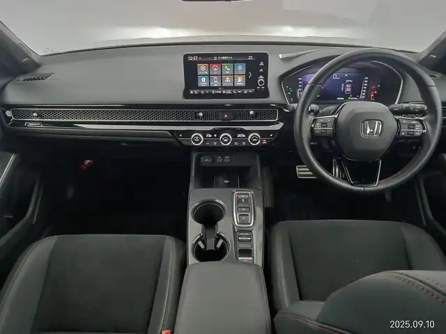 ホンダ シビック e:HEV 愛知県 2022(令4)年 5.5万km プラチナホワイトパール ホンダセンシング/・衝突軽減ブレーキシステム/・車線維持支援システム/・アダプティブクルーズコントロール/・トラフィックジャムアシスト/・オートハイビーム/・アダプティブドライビングビーム/前後ドライブレコーダー/純正ディスプレイオーディオ/・BT/フルセグ/アップルカープレイ/BOSEプレミアムサウンドシステム/バックカメラ/ビルトインETC2.0/置くだけ充電/革巻きステアリング/ステアリングリモコン/パドルシフト/ハーフレザーシート/パワーシート（前席）/シートヒーター（前席）/純正LEDヘッドライト/フォグランプ/純正18インチアルミホイール