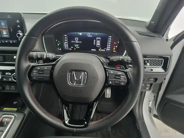 ホンダ シビック e:HEV 愛知県 2022(令4)年 5.5万km プラチナホワイトパール ホンダセンシング/・衝突軽減ブレーキシステム/・車線維持支援システム/・アダプティブクルーズコントロール/・トラフィックジャムアシスト/・オートハイビーム/・アダプティブドライビングビーム/前後ドライブレコーダー/純正ディスプレイオーディオ/・BT/フルセグ/アップルカープレイ/BOSEプレミアムサウンドシステム/バックカメラ/ビルトインETC2.0/置くだけ充電/革巻きステアリング/ステアリングリモコン/パドルシフト/ハーフレザーシート/パワーシート（前席）/シートヒーター（前席）/純正LEDヘッドライト/フォグランプ/純正18インチアルミホイール