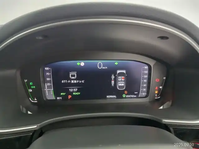 ホンダ シビック e:HEV 愛知県 2022(令4)年 5.5万km プラチナホワイトパール ホンダセンシング/・衝突軽減ブレーキシステム/・車線維持支援システム/・アダプティブクルーズコントロール/・トラフィックジャムアシスト/・オートハイビーム/・アダプティブドライビングビーム/前後ドライブレコーダー/純正ディスプレイオーディオ/・BT/フルセグ/アップルカープレイ/BOSEプレミアムサウンドシステム/バックカメラ/ビルトインETC2.0/置くだけ充電/革巻きステアリング/ステアリングリモコン/パドルシフト/ハーフレザーシート/パワーシート（前席）/シートヒーター（前席）/純正LEDヘッドライト/フォグランプ/純正18インチアルミホイール