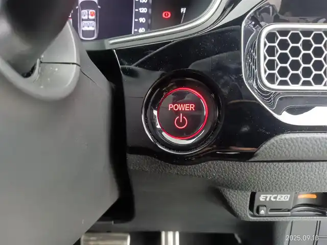ホンダ シビック e:HEV 愛知県 2022(令4)年 5.5万km プラチナホワイトパール ホンダセンシング/・衝突軽減ブレーキシステム/・車線維持支援システム/・アダプティブクルーズコントロール/・トラフィックジャムアシスト/・オートハイビーム/・アダプティブドライビングビーム/前後ドライブレコーダー/純正ディスプレイオーディオ/・BT/フルセグ/アップルカープレイ/BOSEプレミアムサウンドシステム/バックカメラ/ビルトインETC2.0/置くだけ充電/革巻きステアリング/ステアリングリモコン/パドルシフト/ハーフレザーシート/パワーシート（前席）/シートヒーター（前席）/純正LEDヘッドライト/フォグランプ/純正18インチアルミホイール