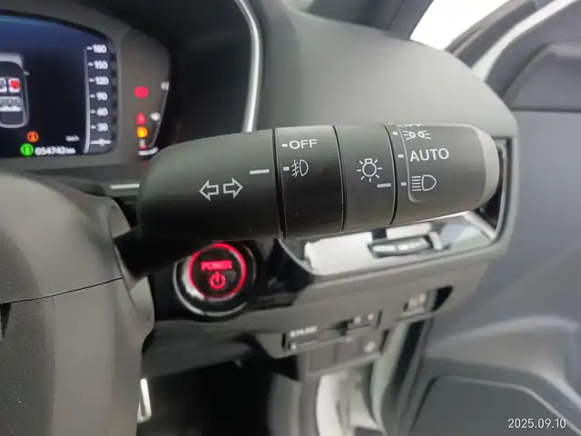 ホンダ シビック e:HEV 愛知県 2022(令4)年 5.5万km プラチナホワイトパール ホンダセンシング/・衝突軽減ブレーキシステム/・車線維持支援システム/・アダプティブクルーズコントロール/・トラフィックジャムアシスト/・オートハイビーム/・アダプティブドライビングビーム/前後ドライブレコーダー/純正ディスプレイオーディオ/・BT/フルセグ/アップルカープレイ/BOSEプレミアムサウンドシステム/バックカメラ/ビルトインETC2.0/置くだけ充電/革巻きステアリング/ステアリングリモコン/パドルシフト/ハーフレザーシート/パワーシート（前席）/シートヒーター（前席）/純正LEDヘッドライト/フォグランプ/純正18インチアルミホイール