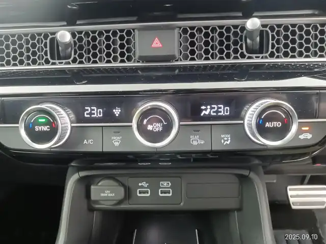 ホンダ シビック e:HEV 愛知県 2022(令4)年 5.5万km プラチナホワイトパール ホンダセンシング/・衝突軽減ブレーキシステム/・車線維持支援システム/・アダプティブクルーズコントロール/・トラフィックジャムアシスト/・オートハイビーム/・アダプティブドライビングビーム/前後ドライブレコーダー/純正ディスプレイオーディオ/・BT/フルセグ/アップルカープレイ/BOSEプレミアムサウンドシステム/バックカメラ/ビルトインETC2.0/置くだけ充電/革巻きステアリング/ステアリングリモコン/パドルシフト/ハーフレザーシート/パワーシート（前席）/シートヒーター（前席）/純正LEDヘッドライト/フォグランプ/純正18インチアルミホイール