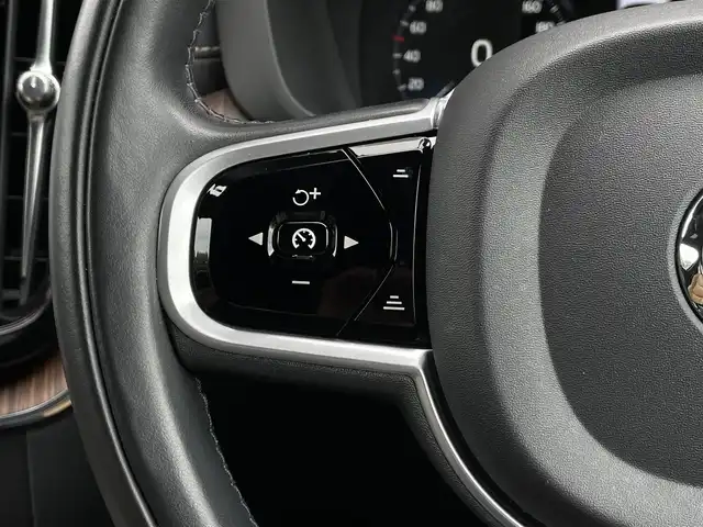 ボルボ ＸＣ６０ B5 AWD インスクリプション 長野県 2021(令3)年 4.6万km 黒 １オーナー　/キャメルレザー　/ｈａｒｍａｎ／ｋａｒｄｏｎサウンド　/ＣａｒＰｌａｙ　/ＰＷシート　/シートヒーター　　/ベンチレーション　/ＡＣＣ　/ＢＬＩＳ　/ＬＫＡ　/インテリセーフ　/ＬＥＤヘッドライト　/純正ナビ