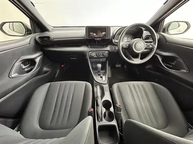 トヨタ ヤリス X 道央・札幌 2024(令6)年 0.6万km プラチナホワイトパールマイカ ・４WD/・寒冷地仕様/・社外ナビ/　CD/TV/BT/USB/・バックカメラ/・ETC/・トヨタセーフティセンス/・プリクラッシュセーフティ/・レーダークルーズコントロール/・レーンディパーチャーアラート/・パーキングサポートブレーキ/・ロードサインアシスト/・クリアランスソナー/・オートハイビーム/・プッシュスタート/・スマートキー/・フロアマット