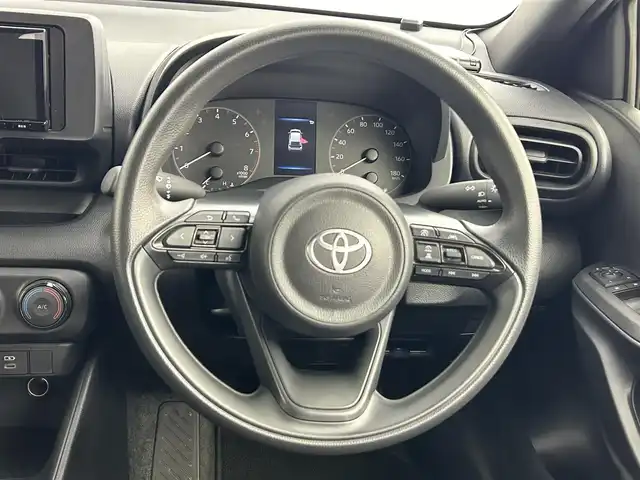 トヨタ ヤリス X 道央・札幌 2024(令6)年 0.6万km プラチナホワイトパールマイカ ・４WD/・寒冷地仕様/・社外ナビ/　CD/TV/BT/USB/・バックカメラ/・ETC/・トヨタセーフティセンス/・プリクラッシュセーフティ/・レーダークルーズコントロール/・レーンディパーチャーアラート/・パーキングサポートブレーキ/・ロードサインアシスト/・クリアランスソナー/・オートハイビーム/・プッシュスタート/・スマートキー/・フロアマット