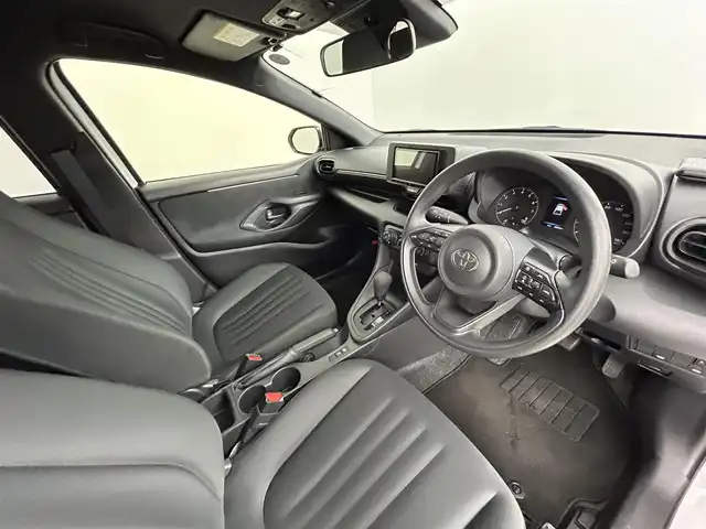 トヨタ ヤリス X 道央・札幌 2024(令6)年 0.6万km プラチナホワイトパールマイカ ・４WD/・寒冷地仕様/・社外ナビ/　CD/TV/BT/USB/・バックカメラ/・ETC/・トヨタセーフティセンス/・プリクラッシュセーフティ/・レーダークルーズコントロール/・レーンディパーチャーアラート/・パーキングサポートブレーキ/・ロードサインアシスト/・クリアランスソナー/・オートハイビーム/・プッシュスタート/・スマートキー/・フロアマット