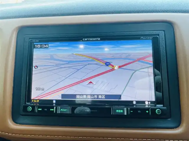 ホンダ ヴェゼル ハイブリッド Z 岡山県 2015(平27)年 11.4万km ホワイトオーキッドパール (株)IDOMが運営する【じしゃロン岡山店】の自社ローン専用車両です。こちらは現金またはオートローンご利用時の価格です。 自社ローンご希望の方は別途その旨お申し付け下さい/＊AW/＊ワンセグテレビ/＊社外ナビ/＊ETC/＊アイドリングストップ/＊寒冷地仕様/＊ブレーキホールド