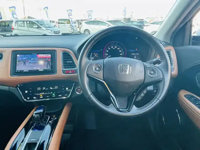 ホンダ ヴェゼル ハイブリッド Z 岡山県 2015(平27)年 11.4万km ホワイトオーキッドパール (株)IDOMが運営する【じしゃロン岡山店】の自社ローン専用車両です。こちらは現金またはオートローンご利用時の価格です。 自社ローンご希望の方は別途その旨お申し付け下さい/＊AW/＊ワンセグテレビ/＊社外ナビ/＊ETC/＊アイドリングストップ/＊寒冷地仕様/＊ブレーキホールド
