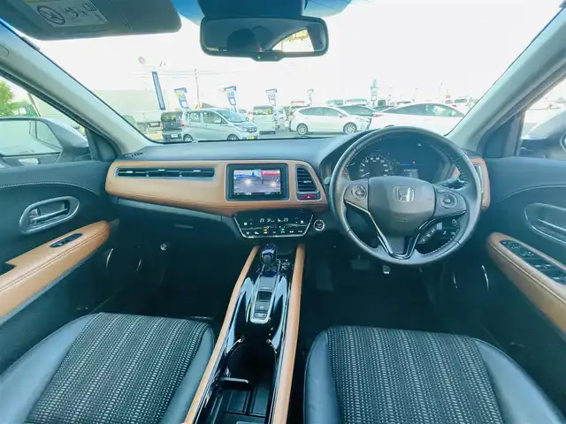 ホンダ ヴェゼル ハイブリッド Z 岡山県 2015(平27)年 11.4万km ホワイトオーキッドパール (株)IDOMが運営する【じしゃロン岡山店】の自社ローン専用車両です。こちらは現金またはオートローンご利用時の価格です。 自社ローンご希望の方は別途その旨お申し付け下さい/＊AW/＊ワンセグテレビ/＊社外ナビ/＊ETC/＊アイドリングストップ/＊寒冷地仕様/＊ブレーキホールド