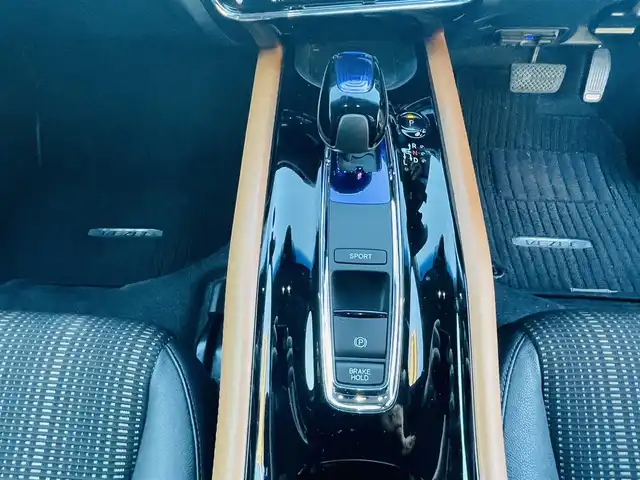 ホンダ ヴェゼル ハイブリッド Z 岡山県 2015(平27)年 11.4万km ホワイトオーキッドパール (株)IDOMが運営する【じしゃロン岡山店】の自社ローン専用車両です。こちらは現金またはオートローンご利用時の価格です。 自社ローンご希望の方は別途その旨お申し付け下さい/＊AW/＊ワンセグテレビ/＊社外ナビ/＊ETC/＊アイドリングストップ/＊寒冷地仕様/＊ブレーキホールド