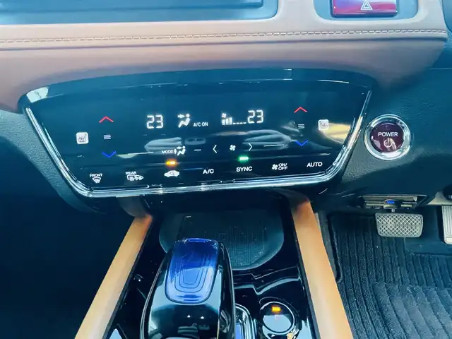 ホンダ ヴェゼル ハイブリッド Z 岡山県 2015(平27)年 11.4万km ホワイトオーキッドパール (株)IDOMが運営する【じしゃロン岡山店】の自社ローン専用車両です。こちらは現金またはオートローンご利用時の価格です。 自社ローンご希望の方は別途その旨お申し付け下さい/＊AW/＊ワンセグテレビ/＊社外ナビ/＊ETC/＊アイドリングストップ/＊寒冷地仕様/＊ブレーキホールド