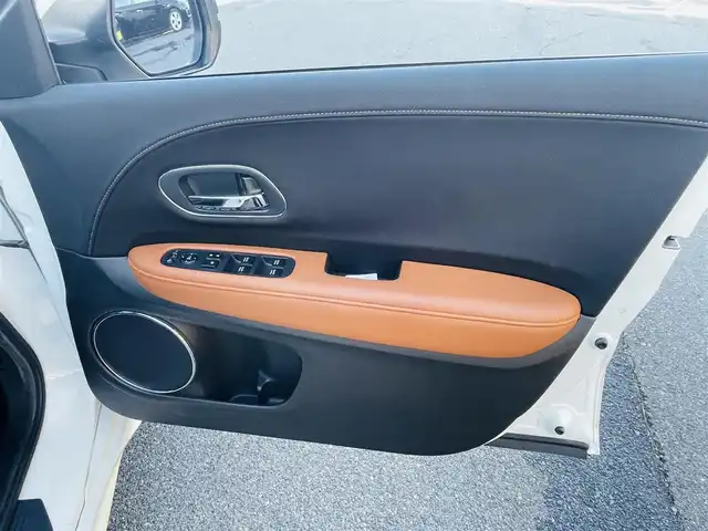 ホンダ ヴェゼル ハイブリッド Z 岡山県 2015(平27)年 11.4万km ホワイトオーキッドパール (株)IDOMが運営する【じしゃロン岡山店】の自社ローン専用車両です。こちらは現金またはオートローンご利用時の価格です。 自社ローンご希望の方は別途その旨お申し付け下さい/＊AW/＊ワンセグテレビ/＊社外ナビ/＊ETC/＊アイドリングストップ/＊寒冷地仕様/＊ブレーキホールド