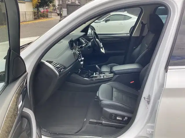 ＢＭＷ Ｘ３ xDrive20d Xライン 神奈川県 2020(令2)年 4.6万km ミネラルホワイト ハイラインパッケージ/・ランバーサポート/・リヤシートヒーティング/・ヴァーネスカ・レザー・シート/ナビゲーションシステム/・TV/BT/USB/全周囲カメラ/アダプティブ・ヘッドライト/パーキングアシストプラス/・PDC／パーク・ディスタンス・コントロール/（フロント&リヤ、ビジュアル表示機能付）/・パーキング・アシスト（並列・縦列）/・トップ・ビュー/・ サイド・ビュー・カメラ/・リヤ・ビュー・カメラ（予想進路表示機能付）/ドライビング・アシスト・プラス/・アクティブ・クルーズ・コントロール（ストップ&ゴー機能付）/・ステアリング&レーン・コントロール・アシスト/・ レーン・ディパーチャー・ウォーニング（車線逸脱警告システム）/・ レーン・チェンジ・ウォーニング/・ アクティブ・サイド・コリジョン・プロテクション/・ 前車接近警告機能/・ 衝突回避・被害軽減ブレーキ/・ 事故回避アシスト/・後車衝突警告機能/ABS/CBC/DSC／DTC／DBC/HDC/パワーシート/ETC2.0/ドライブレコーダー/ワイヤレス充電